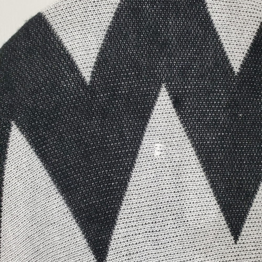 Torrid Chevron Ruana Kimono Duster Poncho Cardigan Fringe Knit 2/3 Black & White - Picture 10 of 13